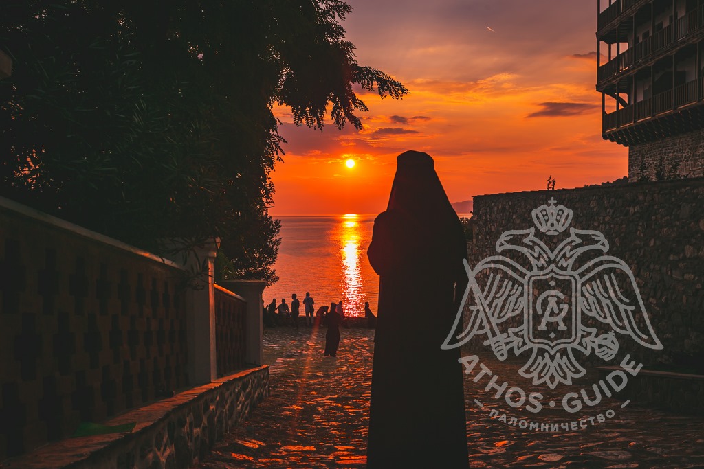 Монах в монастыре Святого Пантелеймона